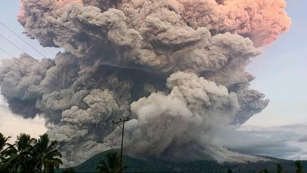 Volcanic eruption grounds flights across Bali