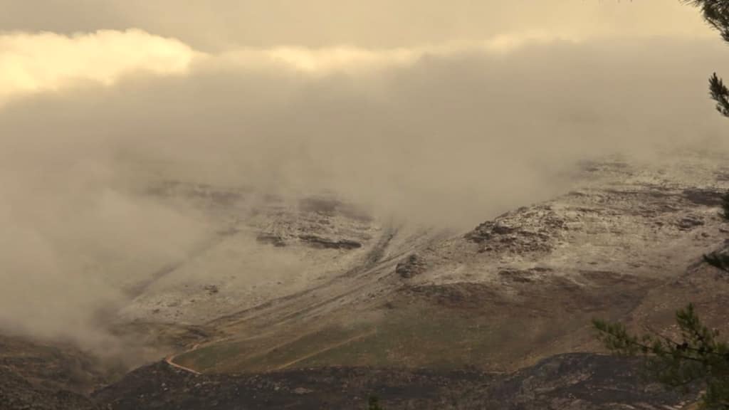 First snow of the season dusts Matroosberg in early winter surprise
