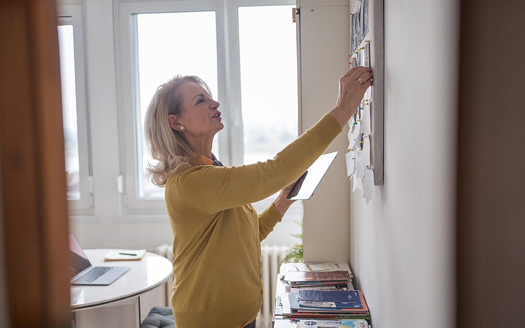 Creating a Vision Board to Reach Your 2025 Goals