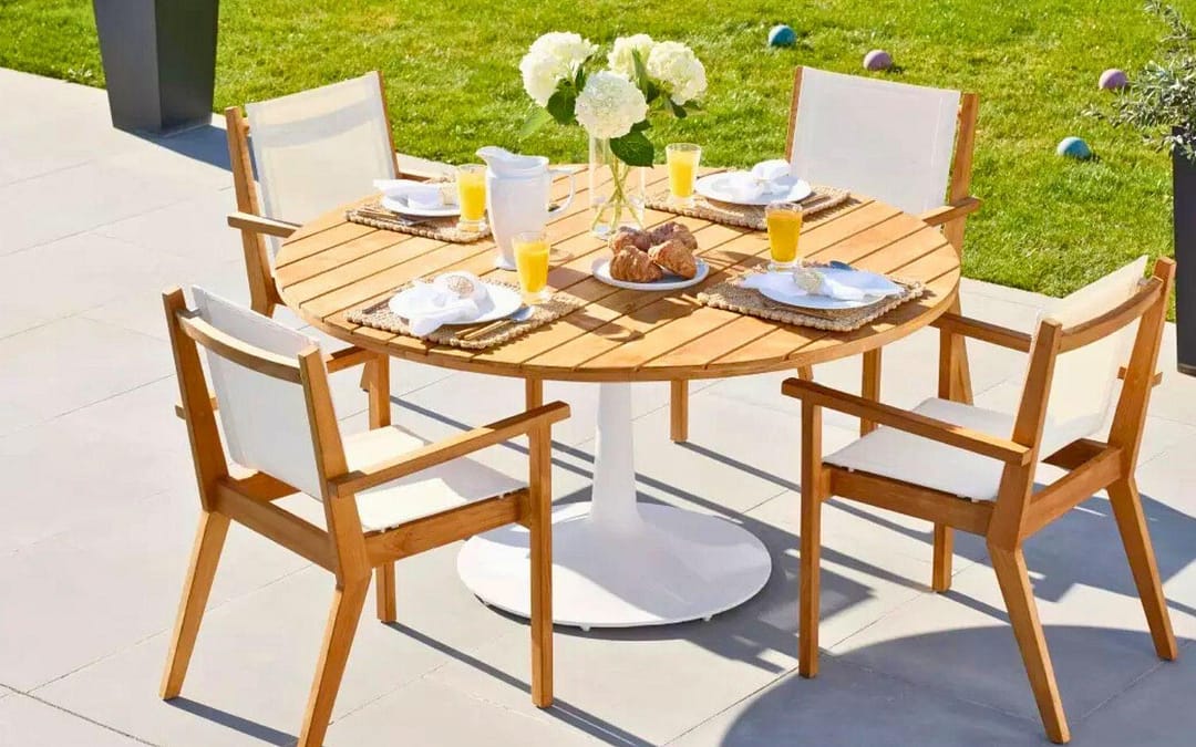 The Art of Outdoor Dining: Merging Function & Aesthetics in Backyard Design