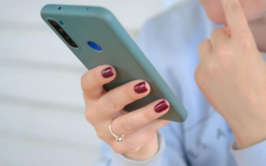 AI Can Fuel Overconfidence in Bad Relationship Decisions