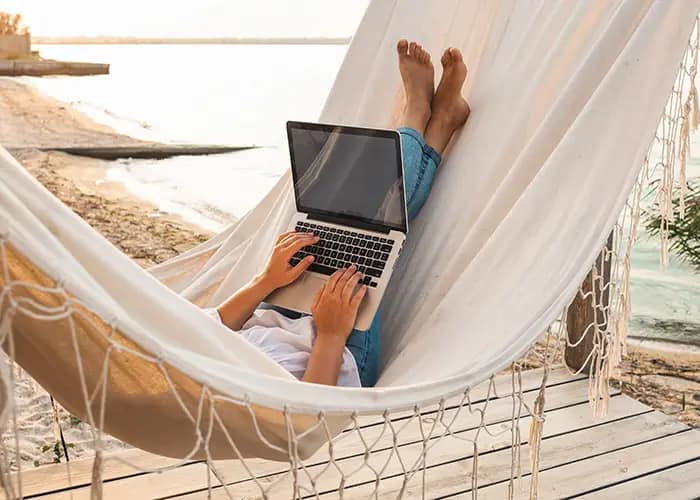 Holiday or Work? Enjoy Traveling While Working Full-Time